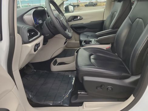 Used 2023 Chrysler Pacifica Touring-L image 19