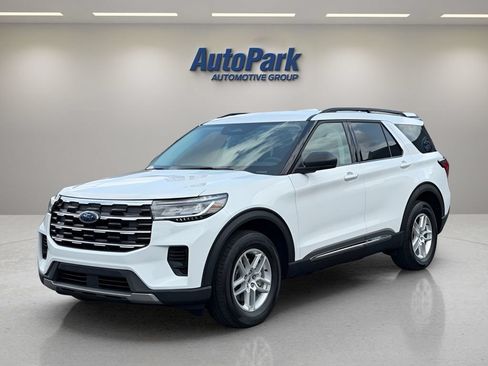 Used 2025 Ford Explorer Active AWD/4WD image 3