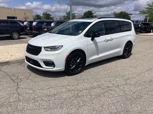 Used 2025 Chrysler Pacifica Limited FWD image 1