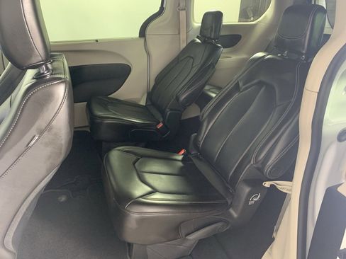 Used 2023 Chrysler Pacifica Touring-L image 32