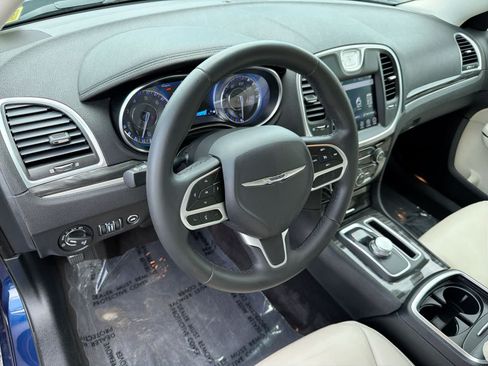 Used 2017 Chrysler 300 Limited w/ Value Package RWD image 10