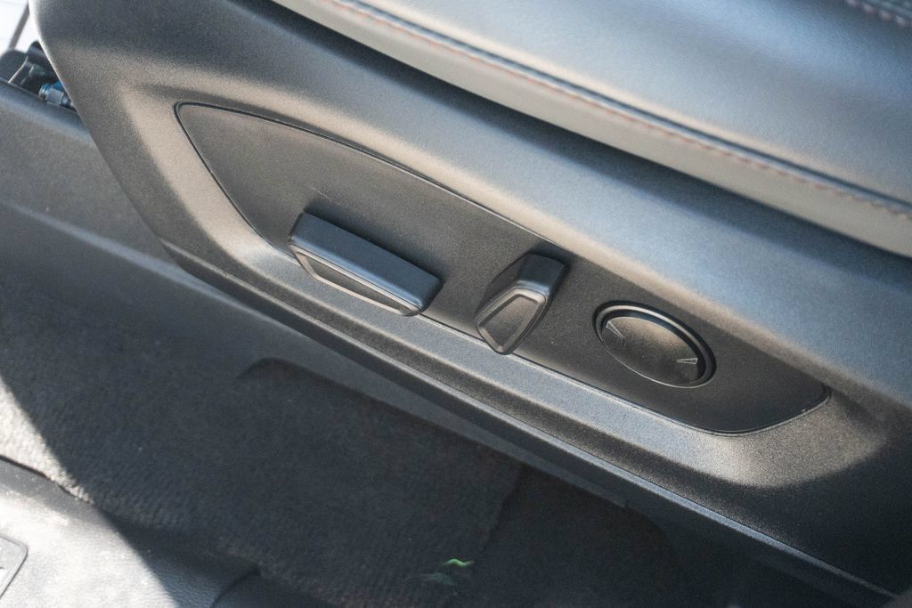 Used 2025 Ford Explorer Active w/ Active Comfort Package RWD image 18