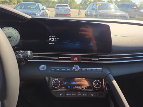 New 2025 Hyundai Elantra Limited image 10