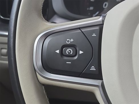 Used 2020 Volvo XC60 T5 Momentum image 17