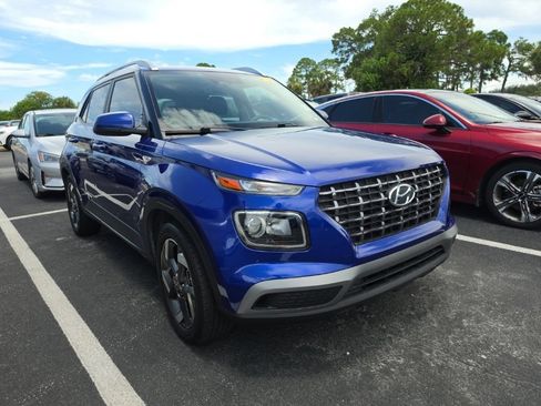 Used 2024 Hyundai Venue SEL FWD image 1