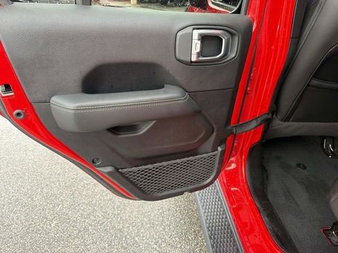 Used 2020 Jeep Wrangler Unlimited Sahara image 9