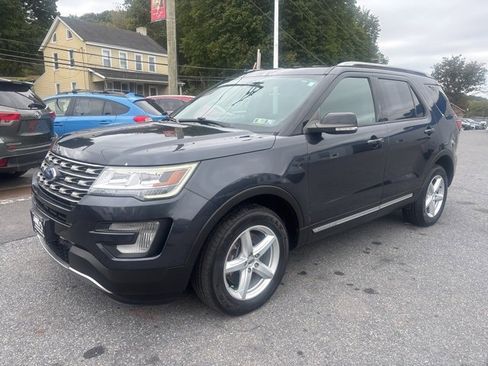 Used 2017 Ford Explorer XLT image 3