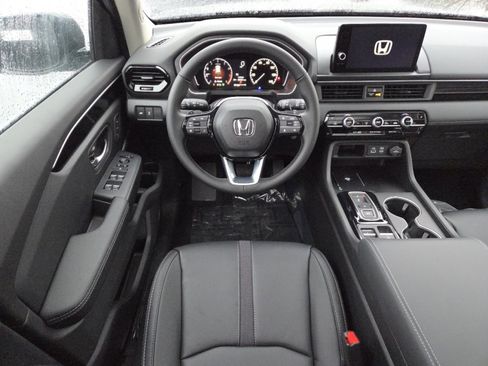 New 2025 Honda Pilot Touring image 28