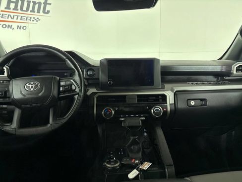 Used 2025 Toyota Tacoma SR5 AWD/4WD image 23