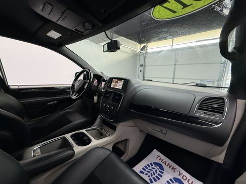 Used 2017 Dodge Grand Caravan SE image 18
