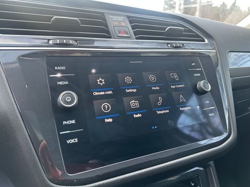 Certified 2024 Volkswagen Tiguan SE image 9
