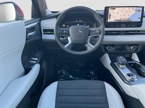 New 2025 Mitsubishi Outlander SE image 24