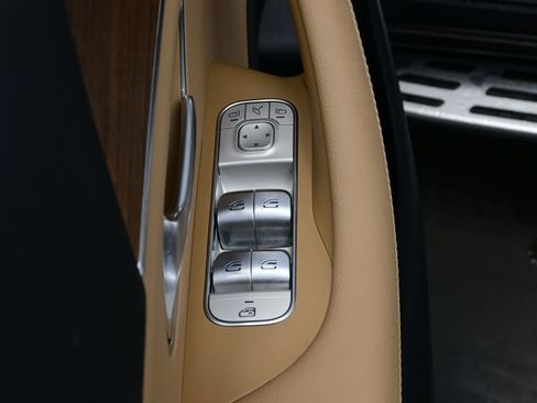 Used 2025 Mercedes-Benz GLS 450 4MATIC image 10