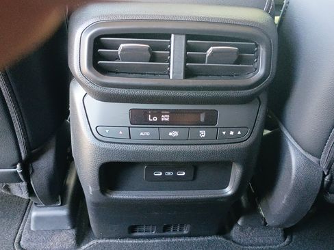 Used 2024 Honda Pilot Touring image 18