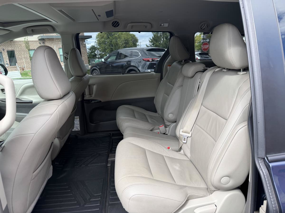 Used 2018 Toyota Sienna XLE Premium FWD image 12