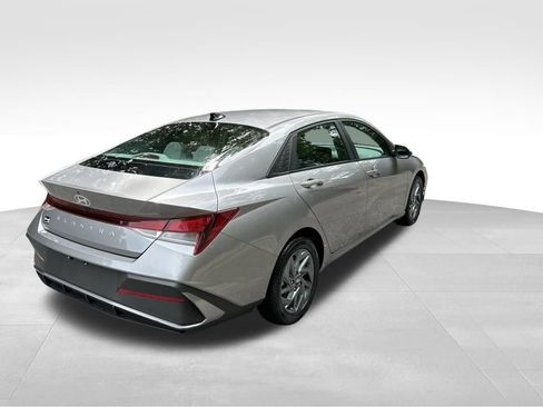Used 2024 Hyundai Elantra SEL FWD image 5