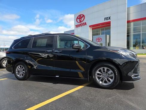 Used 2022 Toyota Sienna XLE FWD image 1