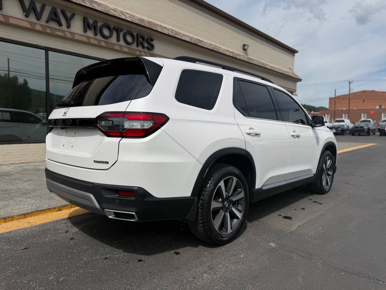 Used 2023 Honda Pilot Touring image 3