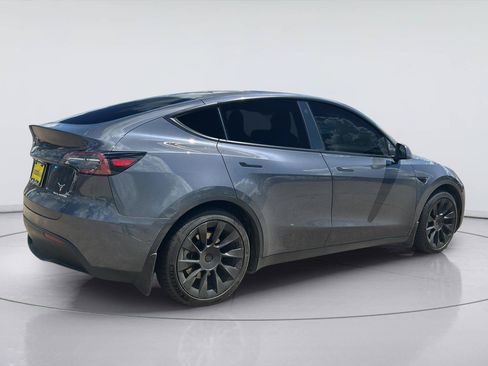 Used 2022 Tesla Model Y Long Range AWD/4WD image 4