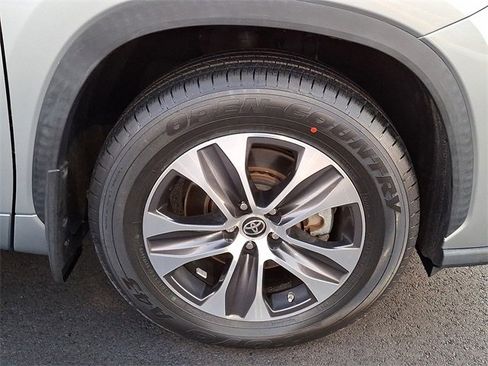 Certified 2021 Toyota Highlander XLE image 12