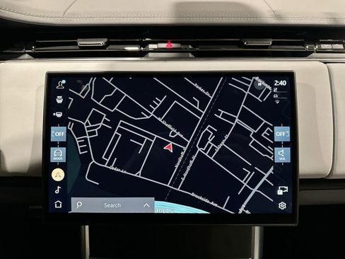 Used 2025 Land Rover Range Rover SV image 18