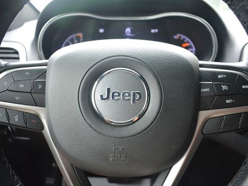 Used 2020 Jeep Grand Cherokee Laredo AWD/4WD image 11