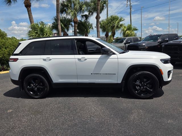 Used 2025 Jeep Grand Cherokee Altitude AWD/4WD image 8