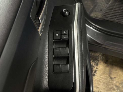 Used 2023 Toyota Highlander XLE AWD/4WD image 23