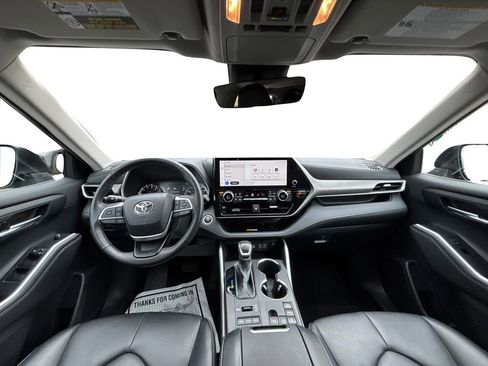 Used 2024 Toyota Highlander XLE image 16
