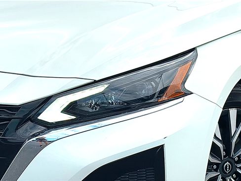 Used 2025 Nissan Altima 2.5 SV FWD image 4