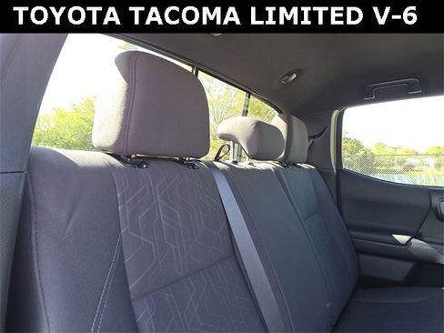 Used 2018 Toyota Tacoma TRD Sport image 14