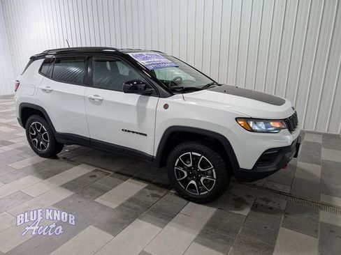 Used 2025 Jeep Compass Trailhawk image 5