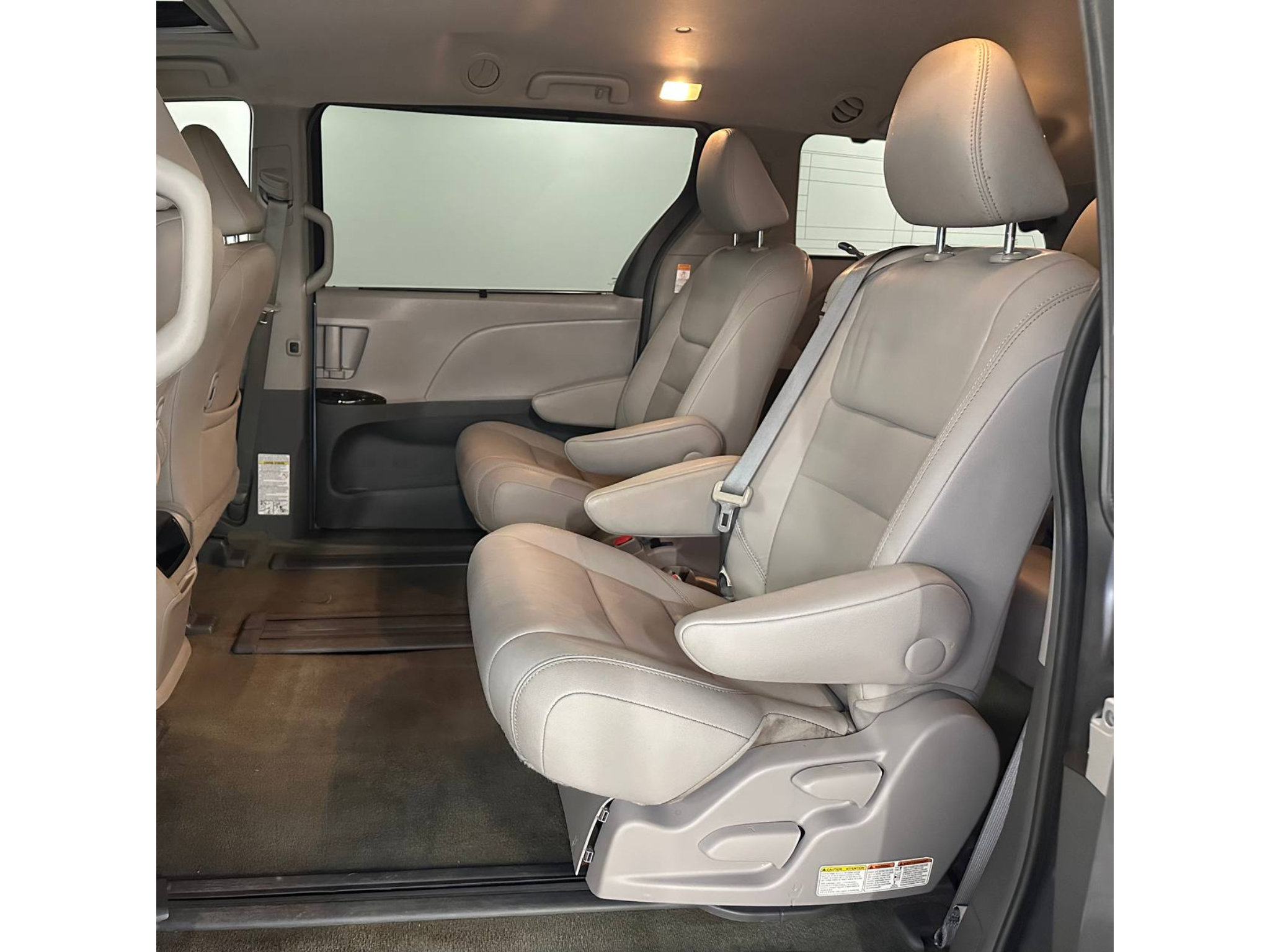 Used 2017 Toyota Sienna XLE w/ XLE Navigation Package FWD image 21