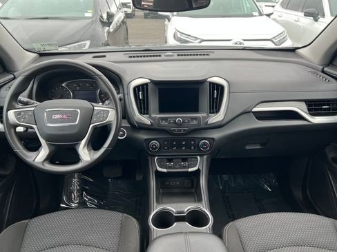 Used 2024 GMC Terrain SLE image 9