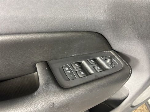 Used 2019 Volvo XC60 T6 Momentum w/ Multimedia Package image 21