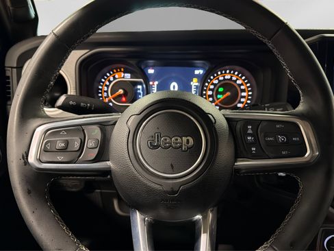 Used 2025 Jeep Wrangler Unlimited Sahara AWD/4WD image 21