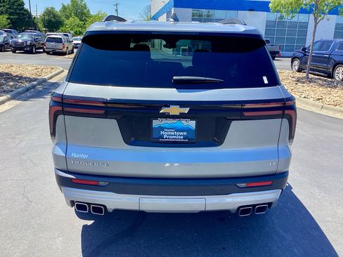 Used 2024 Chevrolet Traverse LT FWD image 2