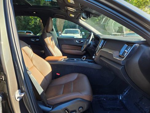 Used 2022 Volvo XC60 B5 Momentum w/ Advanced Package AWD/4WD image 11