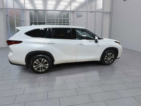 Used 2022 Toyota Highlander XLE AWD/4WD image 9