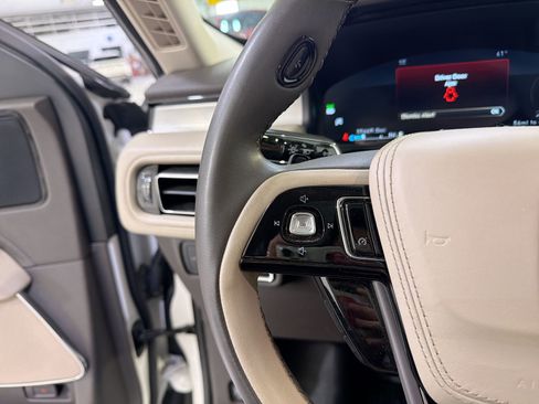 Used 2023 Lincoln Aviator AWD w/ Premium Package image 14