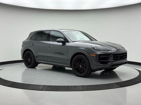 Used 2024 Porsche Cayenne S image 7