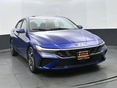 Used 2025 Hyundai Elantra SEL FWD image 2