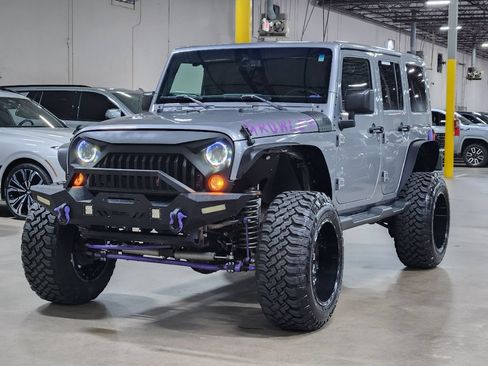Used 2015 Jeep Wrangler Unlimited Sahara w/ Max Tow Package AWD/4WD image 4