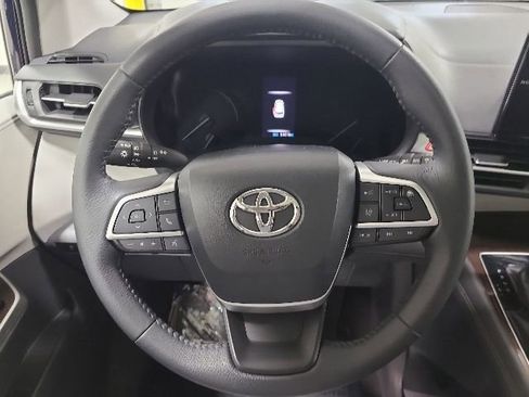 Certified 2021 Toyota Sienna XLE FWD image 25