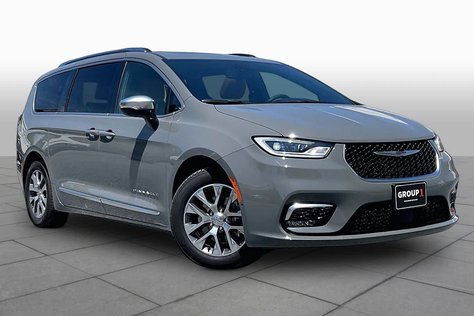 Used 2023 Chrysler Pacifica Pinnacle FWD image 2