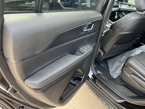 New 2025 Jeep Grand Cherokee L Laredo image 17