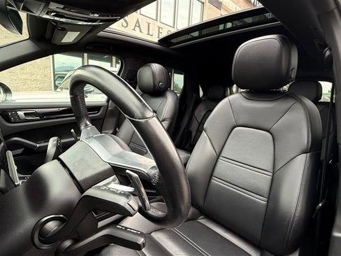 Used 2023 Porsche Cayenne w/ Premium Package image 39