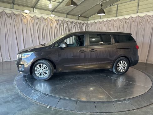Used 2017 Kia Sedona LX w/ LX Essentials Premium Package FWD image 7