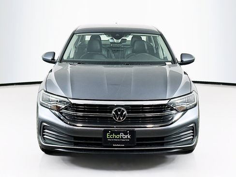 Used 2024 Volkswagen Jetta SE image 2