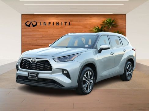 Used 2022 Toyota Highlander XLE image 1